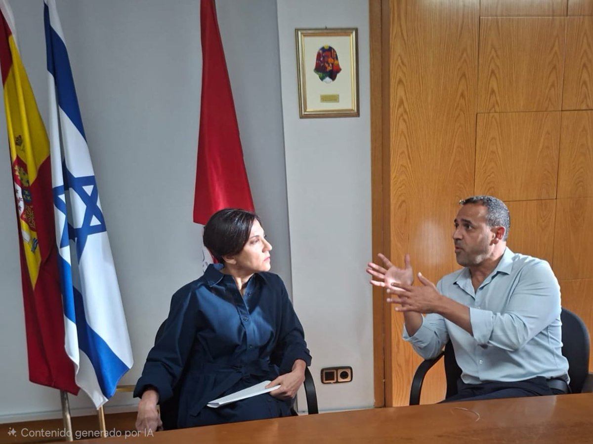 IsraelinSpain's tweet photo. Anoche, con la sala llena y un público profundamente emocionado, se presentó RÉHÉN, el libro en el que @EliSharabi7 relata su cautiverio a manos de Hamás.

Un acto marcado por la humanidad, la resiliencia y la esperanza, con la participación de Rubén Lerner, Maite Rico y @DanaErlich.

El mensaje que él deja a sus lectores resume su extraordinaria historia:

«Si las cosas van mal, recuerda que es solo un momento difícil. Puede ser largo, pero sigue siendo solo un momento».

Gracias a @NagrelaEditores, @YadVashemSpain, @HispanoJudia y a la @cjm_es por hacer posible esta presentación.