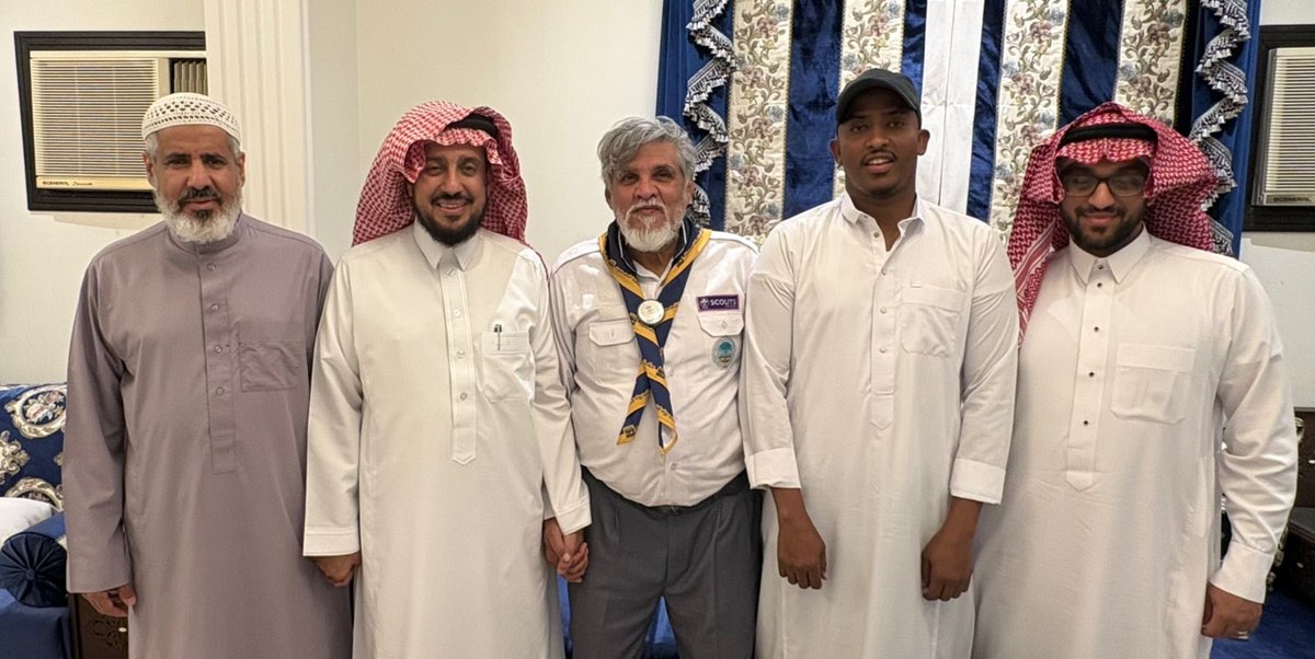EAlrowad's tweet photo. 🌹 زار الرائد الكشفي الأستاذ أسعد النجار، عضو مكتب رواد كشافة الجموم، الدكتور عبدالله بن جحلان في جدة للاطمئنان على صحته، كما التقى بالرائد الكشفي حسين عثمان من كشافة الصومال بعد أدائه مناسك حج 1447هـ، مرحباً به في المملكة ومقدماً له باقة ورد.

#رابطة_رواد_الكشافة_السعودية 🤝🌿 https://t.co/E16wvPw1ZD