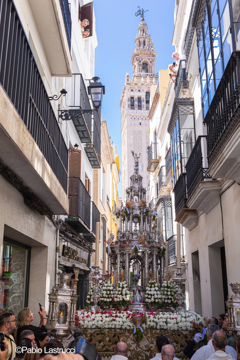 PasionDiario's tweet photo. 📷 Una de las imágenes de la procesión del Corpus Christi de Sevilla este año: el paso de la Custodia pasando por la estrechez de la calle Placentines, en lugar de bajar la Cuesta del Bacalao. 

#CorpusSevilla26 https://t.co/8pQsVyDRK3
