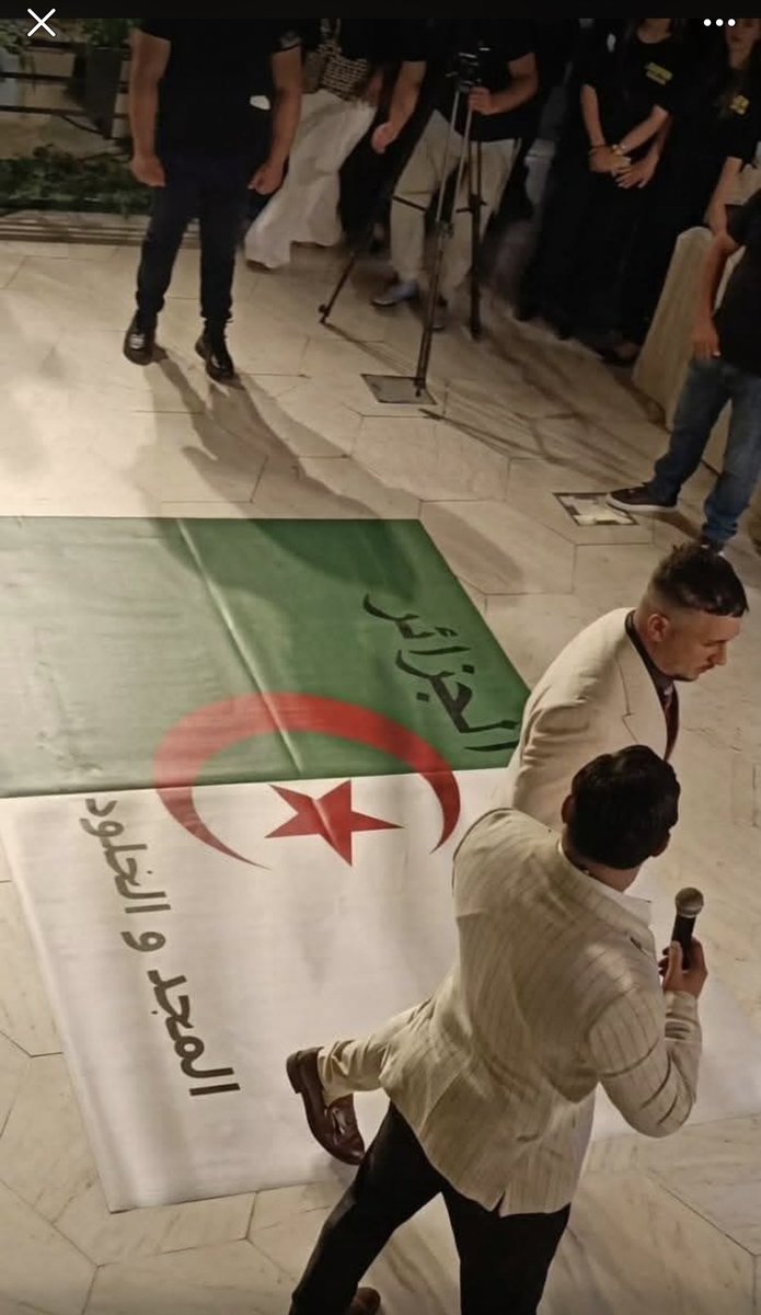 MouloudiaDZ3's tweet photo. العلم الجزائري ليس مجرد قطعة قماش، بل هو رمز من رموز سيادة الدولة ورمز ضحّى من أجله أكثر من مليون ونصف المليون شهيد. لذلك فإن وضعه على الأرض خلال حفل لتكريم “تيك توكر” أو في أي مناسبة ترفيهية أخرى أمر غير مقبول ولا يمكن تبريره.

والأمر لا يتعلق فقط بالاحترام الأخلاقي، بل بالقانون أيضًا. فالمادة 160 مكرر من قانون العقوبات الجزائري تنص صراحة على معاقبة كل من يقوم عمدًا وعلنًا بتمزيق أو تشويه أو تدنيس العلم الوطني.

ووضع العلم الوطني على الأرض بهذه الطريقة ينطوي على امتهان لرمز من رموز الدولة، ومن واجب الجهات المختصة فتح تحقيق لتحديد المسؤوليات ومحاسبة منظمي هذا الحفل وفقًا للقانون.

العلم الوطني مكانه أن يُرفع ويُصان، لا أن يُفرش على الأرض أو أن يُداس بالأقدام…
#الجزائر 
@AlgeriePolice @Mjustice_gov_dz @pm_gov_dz @AlgPresidency @MICLT_dz