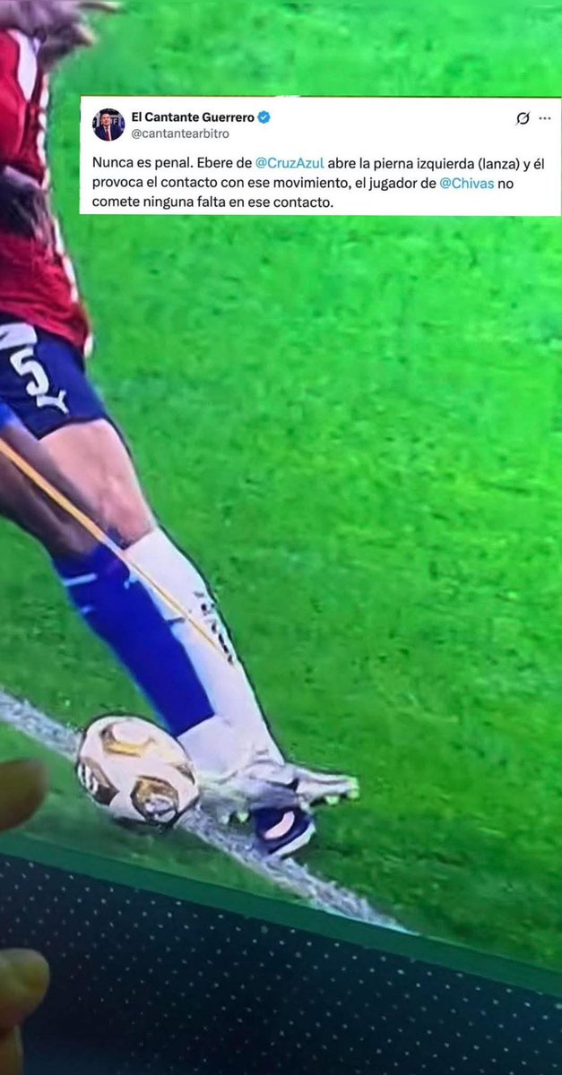 Kareeli_'s tweet photo. @IvanGonzalezFu1 @FanPumaOficial No debo robar, quejarme, pedir ayuda y menos quejarme por un empujón, un choque, o un golpe por accidente mientras juego, porque lamentablemente por ese tipo de "faltas" le llaman al fútbol afeminado. Ya ni las mujeres al jugar lloran como los del cruz azul al mínimo contacto. https://t.co/XkSm0K7l7u