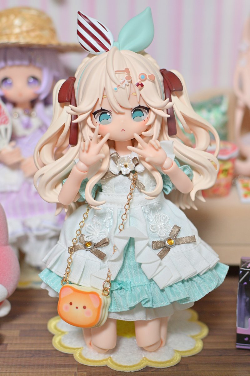 violet_cabbage's tweet photo. 最近アリスちゃんが可愛すぎて、ずっと見つめ合ってる（ドールアイの追視効果）本当はパソコンデスクに置いて一緒に遊びたいけれど、埃が気になるのでケースの外から眺めて我慢しています。せめてケースの中では快適に過ごせるように、小物類などを充実させていきたい。 https://t.co/p7wEKcmUP0