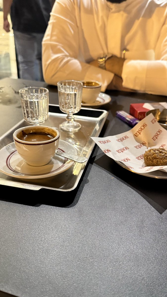 Sultan__x2's tweet photo. أنتي خذيتي مني القلب والعين 
وغديت انا في تالي الجسم محتار

اما اقتلي واقول عبدًا قضى دين 
ولا ارحمي واشيل قسمك من النار 
           #مقبل_بن_حربان https://t.co/rflJnJMnzN