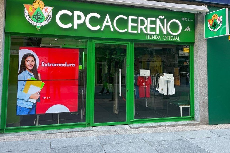 GolSinVAR's tweet photo. Se empeñaron en hacer..

✅La mejor tienda de Primera Federación
✅El mejor autobús de Primera Federación
✅Las mejores mejoras posibles a un estadio de Primera Federación 
✅ Los mejores precios para un nuevo abonado en Primera Federación (110€ sucios euros)

🐲 El @CPCacerenoSAD quiere y merece los 5.000 abonados.