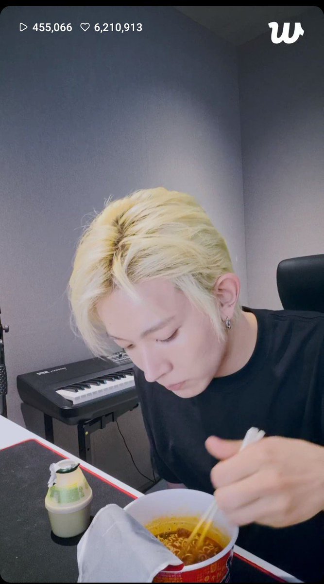 yeo_nology's tweet photo. eating ramyeon while listening to justin bieber oh he miss his wife https://t.co/AvjD4aGeNv