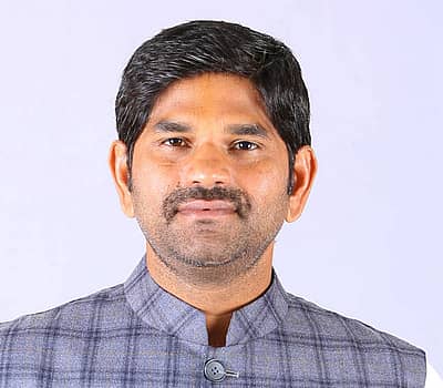KNayakas's tweet photo. ಹದಿನೈದು ಕಾಂಗ್ರೆಸ್ ಶಾಸಕರನ್ನ ಕೊಟ್ಟ ನಾಯಕ ಸಮಾಜಕ್ಕೆ ಕನಿಷ್ಠ ಮೂರು ಸಚಿವ ಸ್ಥಾನ ನೀಡಲೇಬೇಕು.

ಈಗಾಗಲೇ ಸತೀಶ್ ಜಾರಕಿಹೊಳಿರವರಿಗೆ ಲೋಕೋಪಯೋಗಿ ಖಾತೆ ಸಿಕ್ಕಿದ್ದೂ ಚಿತ್ರದುರ್ಗದಿಂದ
ರಘುಮೂರ್ತಿರವರಿಗೆ ಹಾಗೂ
ಬಳ್ಳಾರಿಯಲ್ಲಿ ಯುವ ಶಾಸಕ ಜೆ ಎನ್ ಗಣೇಶರಿಗೆ ಅವಕಾಶ ಮಾಡಿಕೊಡಲಿ.

#KarnatakaPolitics
@CMofKarnataka 
@INCKarnataka https://t.co/NYwVegISlj