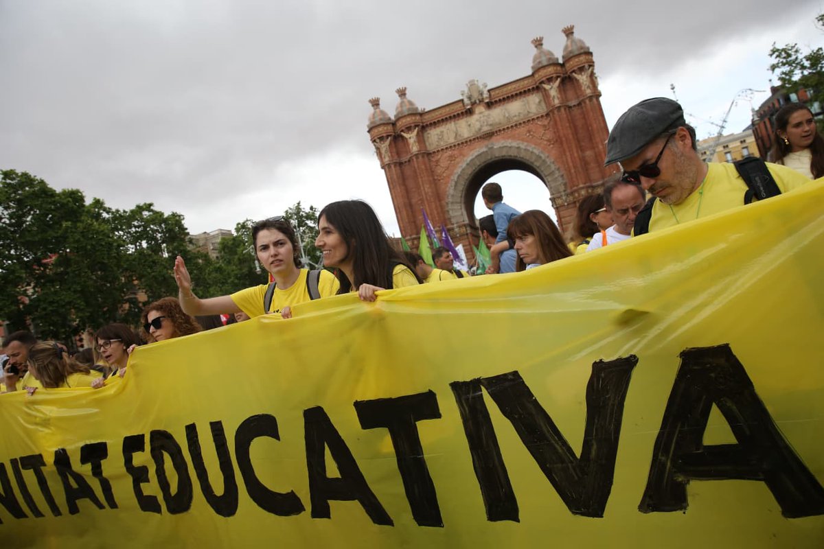 VilaWeb's tweet photo. 🔴 #ENDIRECTE | “Ha guanyat la dignitat educativa”: la manifestació dels docents es dirigeix al parlament.

🔶 Tota la informació, ací ⬇️

https://t.co/T4Gamp8d1M https://t.co/TJRb2YUZC5