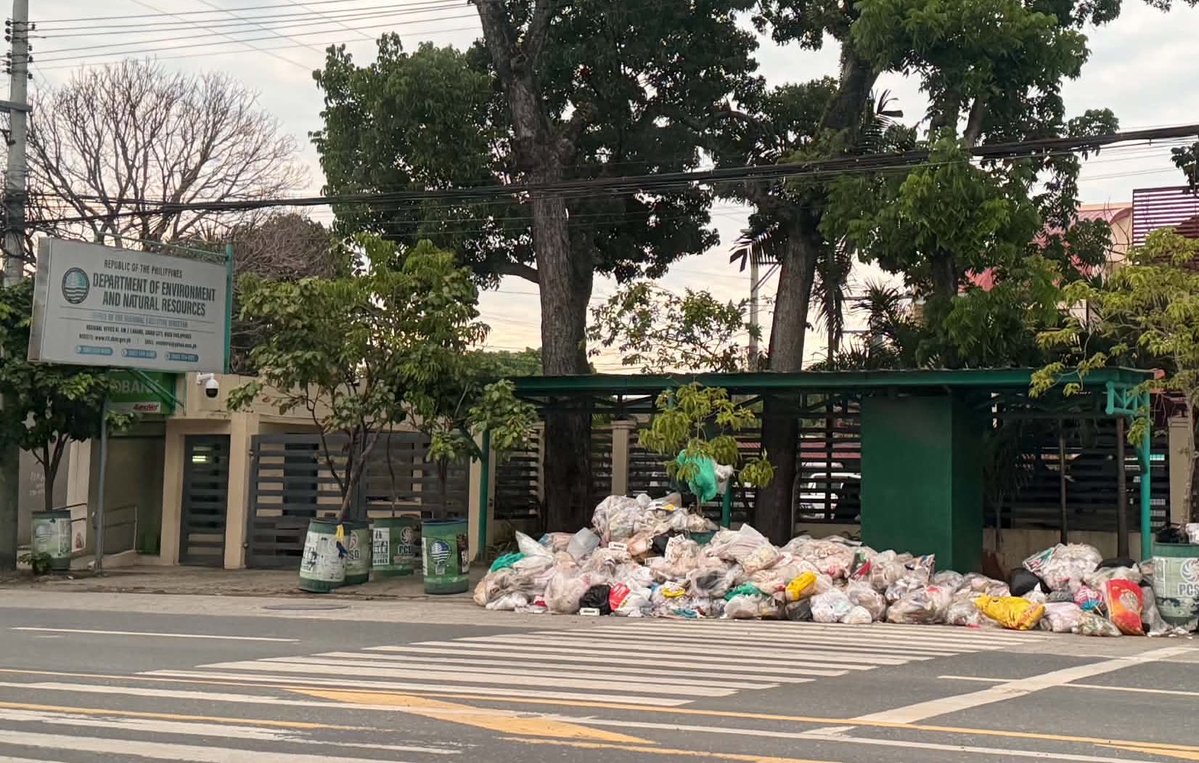 iam_jniest's tweet photo. Gumuho ang landfill sa Davao, pinasara ng DENR dahil sa violations:

❌ magcomply ng requirements ang Mayor ng Davao

✔️ magtambak ng basura sa harapan ng DENR sa utos ng Mayor ng Davao

8080 talaga Mayor ng Davao ano? https://t.co/ebNGMgG4sc