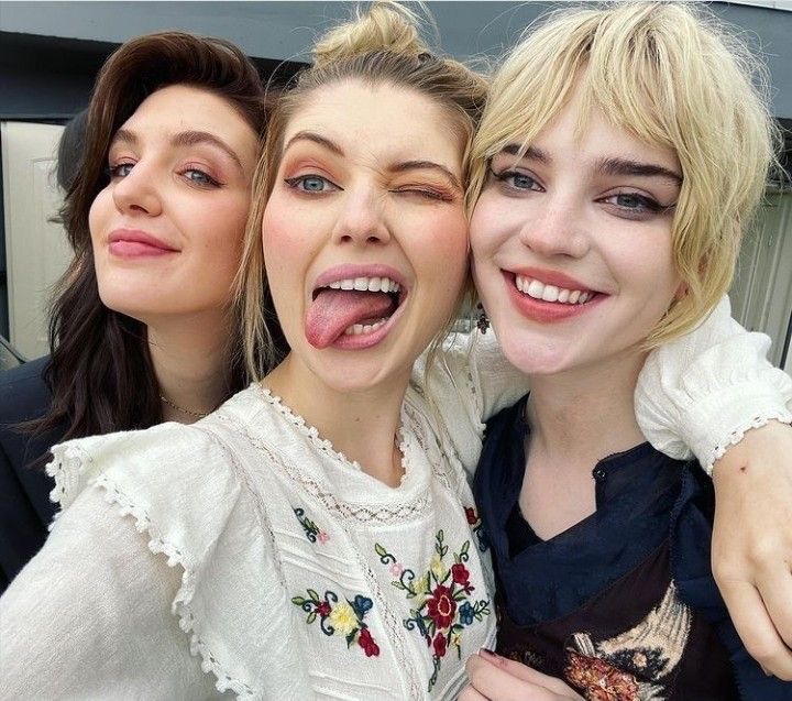 whizzerprice's tweet photo. she was so happy to be in a sophie sandwich https://t.co/i2vYy4MawU