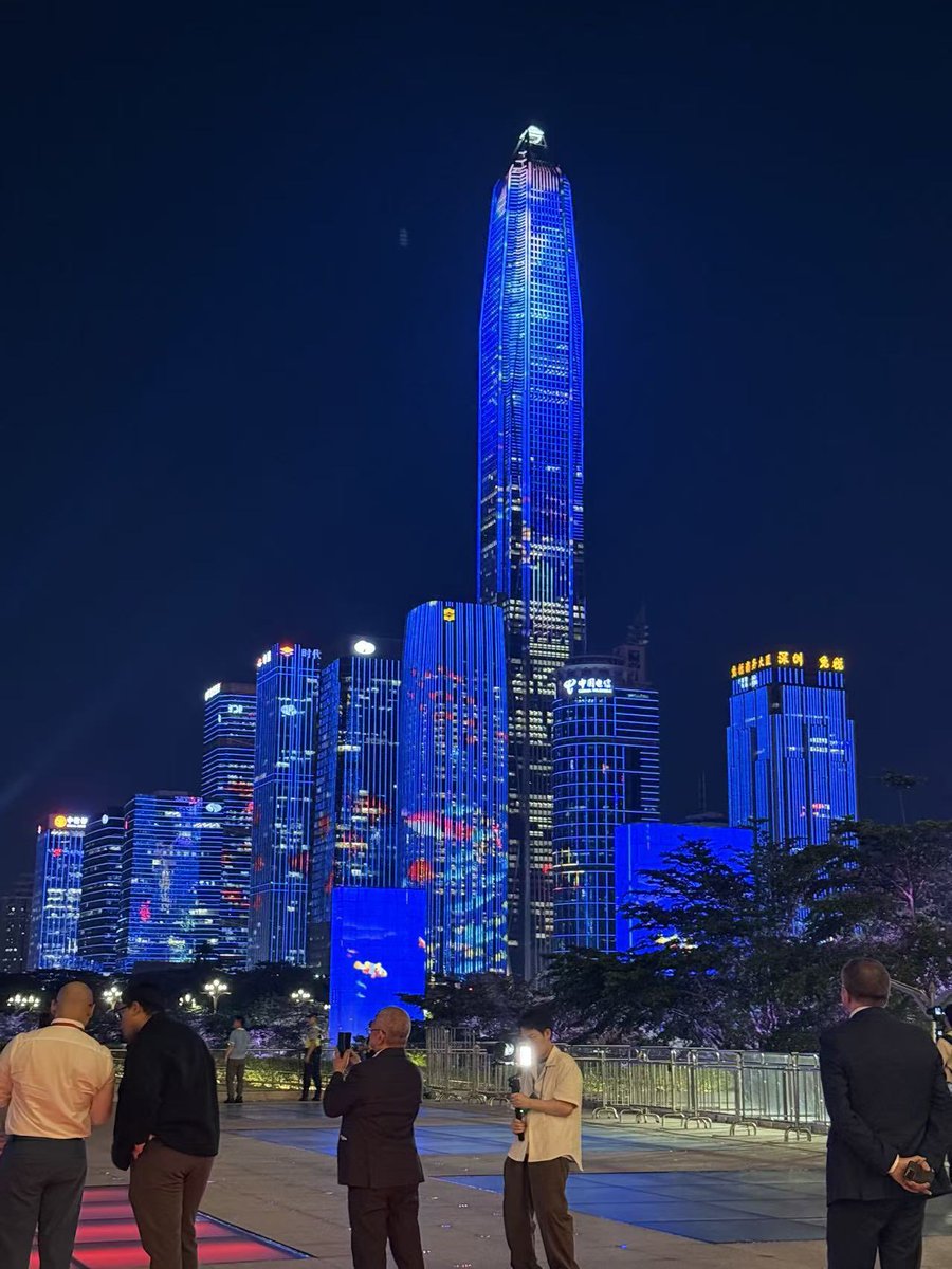 KhalilHashmi's tweet photo. Day 3 of our Guangdong tour included a day long visit to Shenzhen, a city which has seen meteoric development, dynamism and transformation from a fishing village five decades ago into a metropolitan city of over 17 million people; a leader in cutting edge technology, innovation and entrepreneurship. Shenzhen today represents a role model  and successful example of the reform and opening up strategy with evident results!
We visited the Shenzhen Museum of Contemporary Art and Urban Planning, followed by the “Great Tide Surge Along the Pearl River” exhibition, which traced Guangdong's historic role as a gateway for international exchange and its pioneering contribution to China's reform and opening up. The exhibition offered valuable insights into the province's enduring spirit of entrepreneurship, and innovation.

We also attended the Shenzhen Promotion Confernce, met Mayor Qin Weizhong and Shenzhen municipal leaders over lunch. At the Shenzhen Industrial Promotion Conference, the speakers showcased Shenzhen's position as a global hub for advanced manufacturing, innovation, and emerging technologies. On the sidelines, there was a curated display of advanced robotics, AI-powered translation devices, intelligent systems, and other emerging technologies as well. 

The day concluded with a panoramic view of this dynamic metropolis and a visit to Tencent, one of China's leading technology enterprises and developer of the super "app for everything", WeChat, used by over a billion people in China and elsewhere. 

@ForeignOfficePk  @PakinChina_  @PkPublicDiplo

广东之行第三天：深圳考察访问
广东之行第三天，我们前往深圳进行了为期一天的考察访问。深圳在过去五十年间实现了令人瞩目的活力发展与蜕变——从一个小渔村成长为拥有超过1700万人口的国际化大都市，并成为尖端科技、创新和创业发展的重要引领者。如今的深圳，堪称中国改革开放战略成功实践的典范和标杆，其发展成就有目共睹。
当天，我们首先参观了深圳市当代艺术与城市规划馆，随后参观了“大潮起珠江——广东改革开放40周年展览”。该展览生动展现了广东作为国际交流门户的重要历史地位，以及其在中国改革开放进程中的开创性贡献。通过参观，我们深入了解了广东持续传承和弘扬的企业家精神和创新精神。
我们还出席了深圳推介会，并与深圳市市长覃伟中及深圳市领导共进午餐、深入交流。在深圳产业推介大会上，与会嘉宾全面展示了深圳作为全球先进制造业、科技创新和新兴技术中心的独特优势和发展成果。会场还特别设置了先进机器人、人工智能翻译设备、智能系统以及其他前沿科技成果展示区，令人印象深刻。
当天的行程最后以俯瞰这座充满活力的现代化都市全景和参观中国领先的科技企业——腾讯画上圆满句号。腾讯开发了被誉为“万能应用”的微信，这一超级应用在中国及世界其他地区拥有超过十亿用户，深刻改变了人们的沟通和数字生活方式。