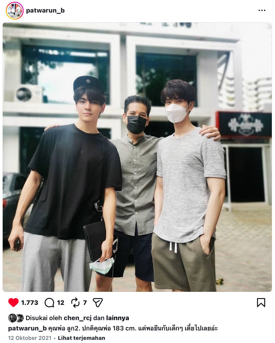 pinknatachai's tweet photo. this is dunk’s mom feed btw

“dad and his 2 kids. he’s normally 183 cm tall, but standing next to these two makes him look short”

not me getting emotional over dunk’s mom posting dunk’s dad with joong and dunk together and captioning it “dad and his 2 kids” 🥹🤍

atp i’m starting to understand why this fandom never shuts up about marriage