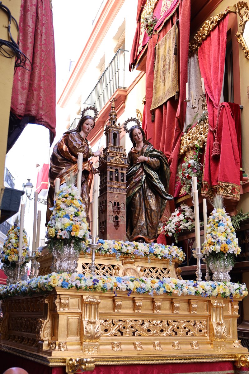 PasionDiario's tweet photo. 🌼 Así fue el llamativo exorno floral del paso de las Santas Justa y Rufina, en el Corpus Christi de Sevilla, que cada año corresponde a una hermandad de Triana. Este año ha estado a cargo de la Hermandad de San Gonzalo.

#CorpusSevilla26 https://t.co/mCRgWcus8M