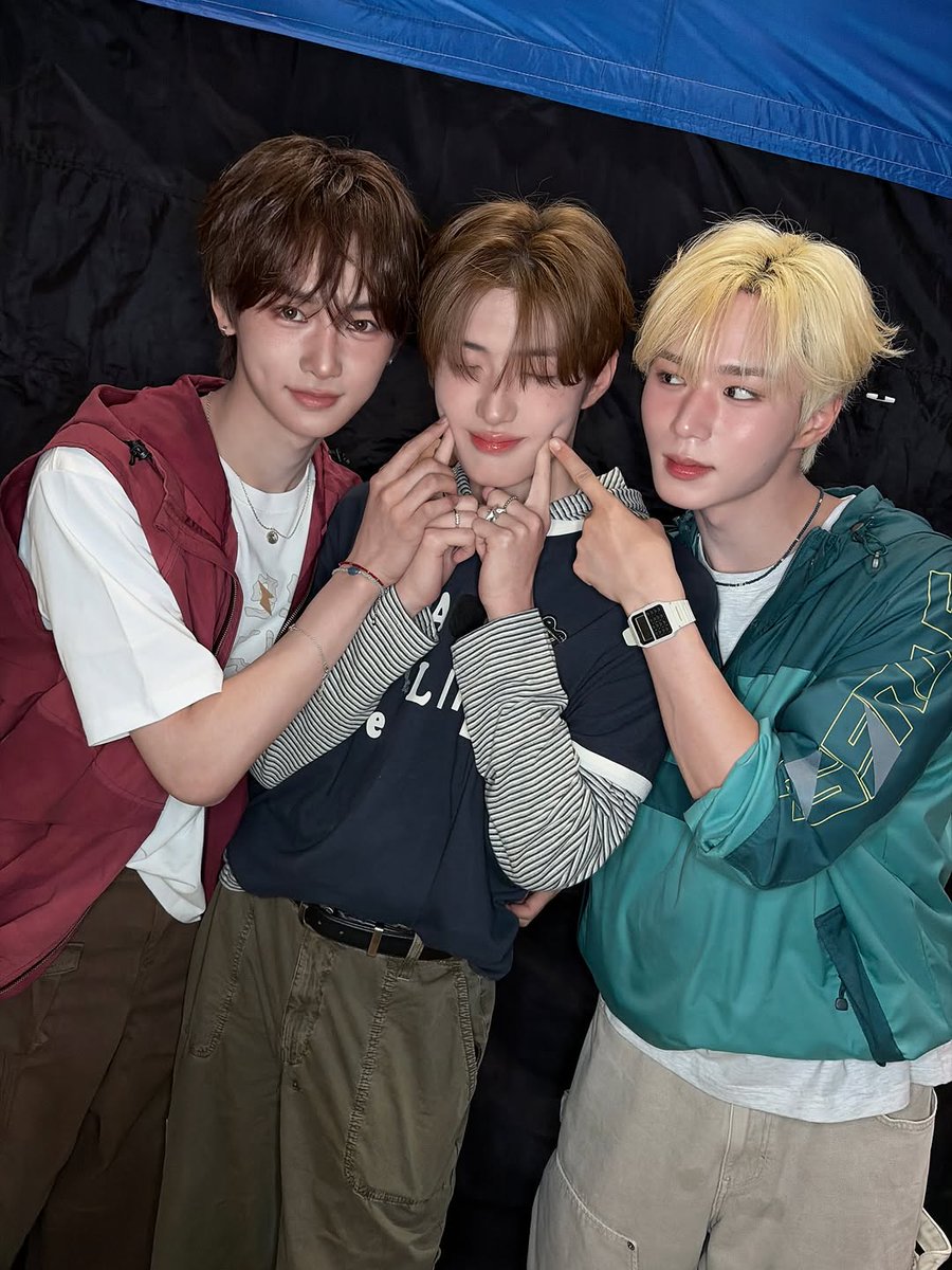 junclover1120's tweet photo. 누가 막내인지 너무 보이는 이 사진
아 너무 귀여움 준서도 귀엽구 안신이도 귀엽고
상현이도 완전 귀여움 https://t.co/I7mLfZds7l