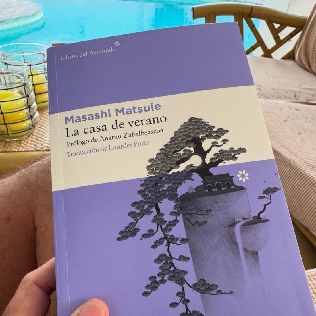 gomezdetejada's tweet photo. ¿Qué pensáis de esta frase del libro “La Casa de Verano” de Matsashi Matsuie…?

“Hay pintores que han trabajado en soledad a lo largo de toda su vida y cuya obra, que nadie había visto jamás, es descubierta después de su muerte. De repente, pasan a ser pintores reconocidos. Pero ¿y un arquitecto? Uno puede diseñar un edificio sin que nadie se lo pida. Pero si esos planos jamás se materializan en una obra, ¿pueden llamarse «arquitectura»? ¿Puede llamarse arquitecto alguien que nunca haya construido nada?”