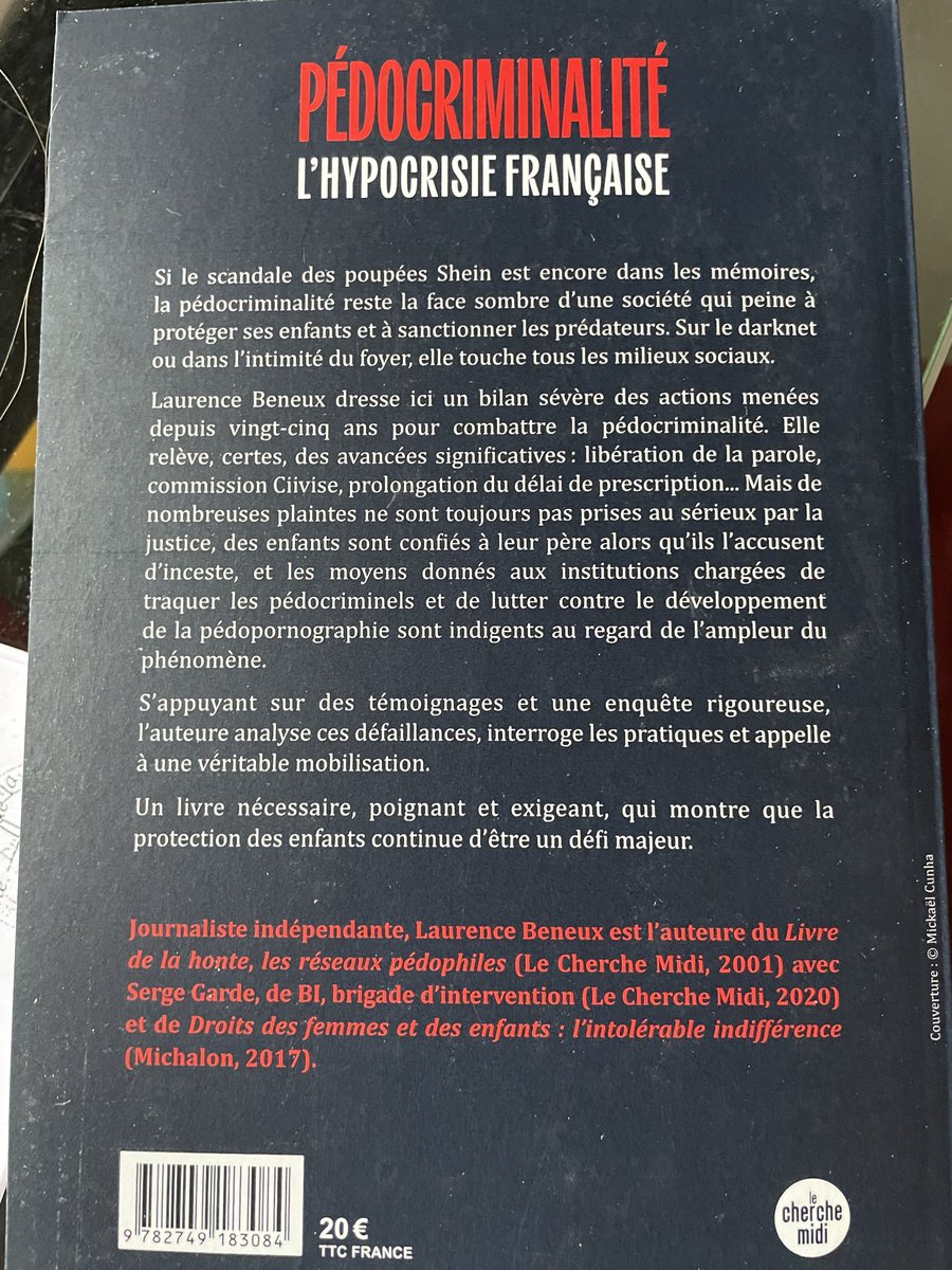 Lau_Be1's tweet photo. On découvre que les enfants ne sont pas protégés contre les prédateurs sexuels dans ce pays ?! ÇA FAIT PLUS DE 25 ANS QUE JE L’ÉCRIS ET LE CRIE PARTOUT ! Encore dans mon dernier livre! M.rde! Y en a marre ! Lisez nom d’un chien ! Et agissez ! 😢 https://t.co/ee5gUwTJ9e