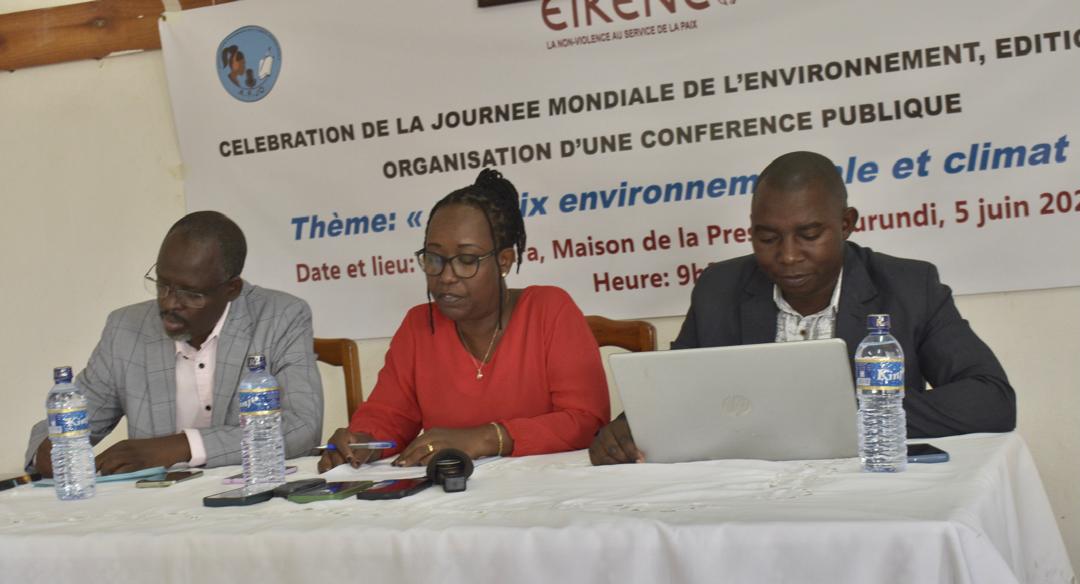 MinCoMedia's tweet photo. À l'occasion de la célébration de la Journée mondiale de l'environnement édition 2026, la Maison de la Presse Burundaise, en collaboration avec des experts en gouvernance environnementale, anime une conférence publique ce vendredi à Bujumbura sur la paix environnementale et le climat, afin de jeter les bases d'un dialogue constructif entre les experts et les professionnels des médias. Cette conférence a également un objectif d'encourager la production de contenus médiatiques sur l'éducation et la sensibilisation à l'environnement, et formuler des recommandations face aux défis de résilience climatique au #Burundi.
@NtareHouse 
@BMineagrie 
@RTNBurundi
