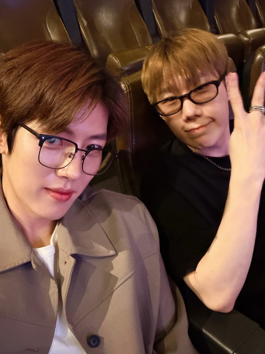 mar0_10's tweet photo. 가뭄의 단비도 아니고 환상 속 오아시스같던 규열 셀카가 드디어 https://t.co/W96qCRmGjQ