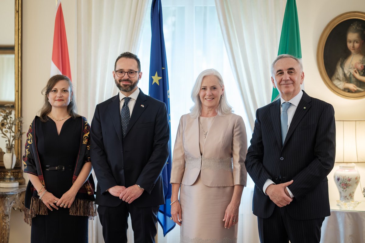 ItalyinLu's tweet photo. Per celebrare l’80° anniversario della Repubblica italiana🇮🇹, l’Ambasciata ha accolto alla Residenza d’Italia rappresentanti delle istituzioni e connazionali.
Una serata dedicata ai valori condivisi di democrazia, solidarietà e cooperazione europea🇪🇺. https://t.co/XO2NG0LILX