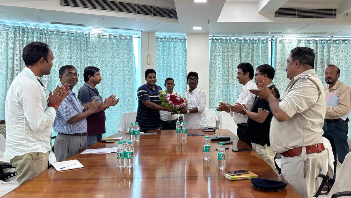 MondalChandraWB's tweet photo. আজ দীঘা-শঙ্করপুর উন্নয়ন পর্ষদের (DSDA) দায়িত্বপ্রাপ্ত অফিসারের আমন্ত্রণে এক সৌজন্য সাক্ষাতে উপস্থিত ছিলাম এবং বিভিন্ন বিষয়ে অত্যন্ত ইতিবাচক আলোচনা হলো। 🤝✨
​#Digha #DSDA #Development #WestBengal 
@BJP4Bengal @BJP4India @SuvenduWB @SamikBJP @cmowb2026 https://t.co/lBBg7MBMFb