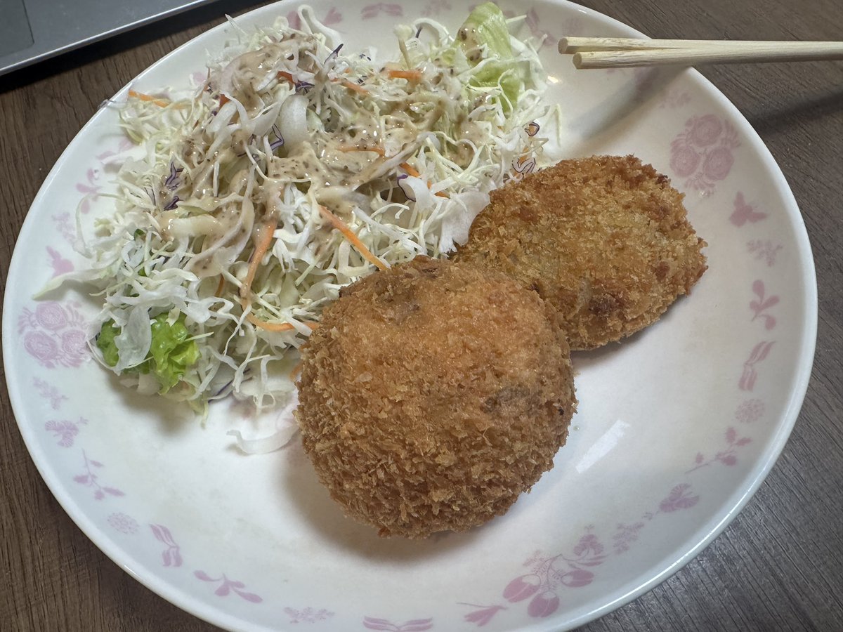 jun1tama's tweet photo. 今日は一般質問初日。県議会としてサッカー王国茨城を盛り上げようと、水戸ホーリーホック🟦か鹿島アントラーズ🟥かのユニフォームを着て本会議に臨みました。わが会派は半々。もちろん私は、地元水戸🟦着用⚽️両チームとも頑張れ！

帰りに元吉田の稲石食肉センターで丸メンチを買いました😊

#水戸市 https://t.co/7W9HMQNRTU