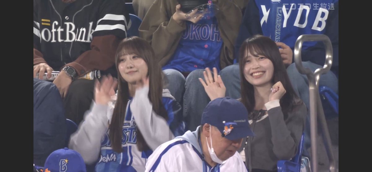 Tossy_0623's tweet photo. 観戦中のアイドルを映しまくるカメラ🤣
#baystars https://t.co/mBQdVfoD5N