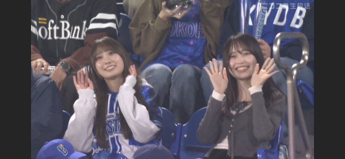 Tossy_0623's tweet photo. 観戦中のアイドルを映しまくるカメラ🤣
#baystars https://t.co/mBQdVfoD5N