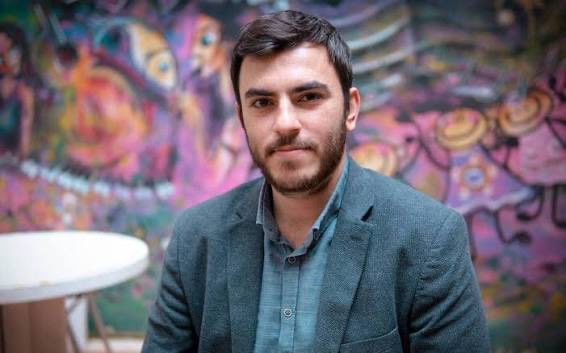 toplumuhalif037's tweet photo. Gazetecilik yaptığı için 75 gündür tutuklu bulunan BirGün muhabiri Arı, bugün saat 14.00’te hâkim karşısına çıkacak.

Arı, duruşma öncesinde gönderdiği mesajda, “Sadece kendimi değil, gazeteciliği de savunacağım” dedi.