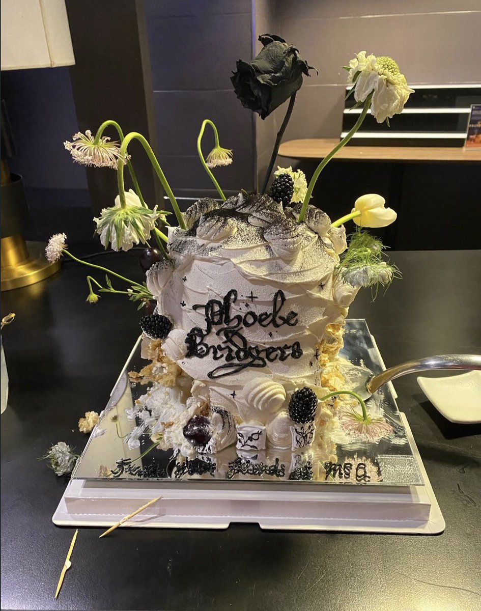 forverisafeelng's tweet photo. PHOEBES MSG CAKE IS SO PRETTY WOAH https://t.co/TslpRzuDv4