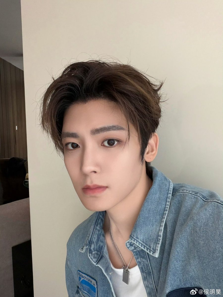 fallhmhzz's tweet photo. 헐  셀카다..........😶 https://t.co/y02y4gyyD9