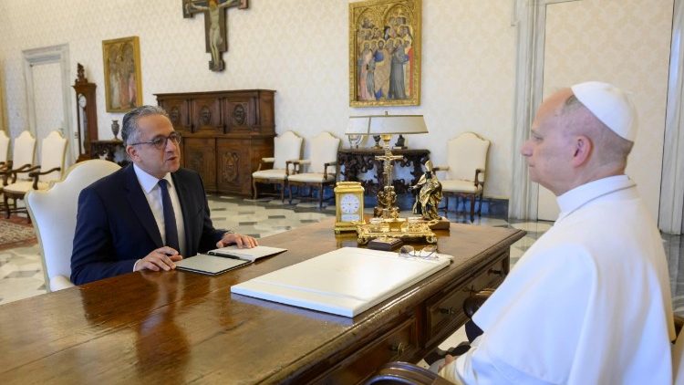 vaticannews_fr's tweet photo. 🇻🇦 Khaled Ahmed El-Enany Ali Ezz, directeur général de l’#Unesco, a été reçu aujourd’hui par @Pontifex_fr. Le développement intégral de la personne à travers l’éducation, ainsi que les opportunités et les défis posés par l’intelligence artificielle ont été évoqués à la Secrétairerie d’État. → https://t.co/9BBFykmphB