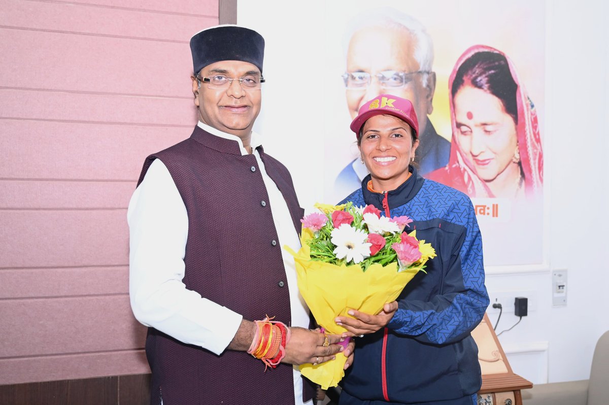 VishvasSarang's tweet photo. निज कार्यालय पर रायसेन जिले के ग्राम सेमरी की होनहार बेटी अंजना यादव ने स्नेहिल भेंट की। 

हाल ही में बेटी अंजना ने विश्व की सर्वोच्च चोटी 'माउंट एवरेस्ट' पर सफलतापूर्वक चढ़कर प्रदेश का मान बढ़ाया है।

इस ऐतिहासिक उपलब्धि पर हार्दिक बधाई एवं उज्ज्वल भविष्य की शुभकामनाएं। https://t.co/2q0d1WoXiO