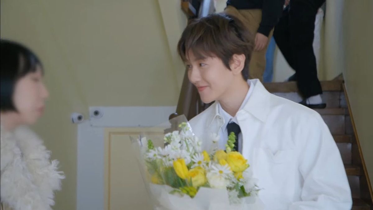 fleursbee's tweet photo. Baekhyun di mata temennya… dapet banyak bunga dari fans cewenya🤣 https://t.co/HhKQOrSSLH
