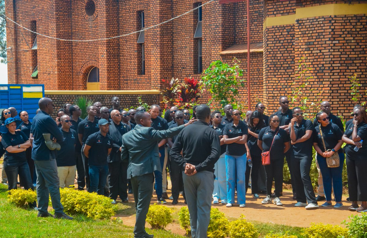 GatsiboDistrict's tweet photo. Umuyobozi w'Akarere @RichardGasana ari kumwe n'izindi nzego bakiriye itsinda ry'abakozi ba @kigaliserena basuye urwibutso rwa Jenoside yakorewe Abatutsi rwa Kiziguro, basobanurirwa amateka yaho. #Kwibuka32 https://t.co/PkpQ49G6ww