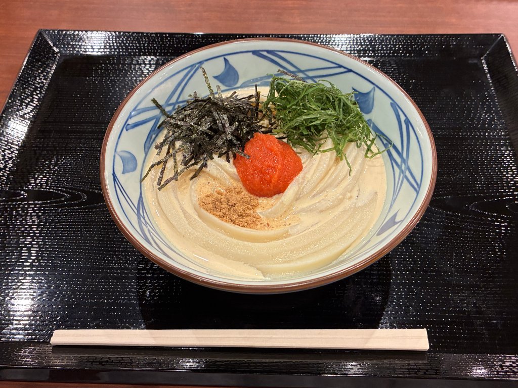 UdonMarugame's tweet photo. ＼お待たせしました！／
ご好評いただいた『明太クリームうどん』が暑い日にも食べやすい #冷やし明太クリームうどん として登場✨
冷たいクリームベースのだしは、4種のチーズにしょうがを効かせ、コク深くもすっきりとした味わいに！
ピリ辛な明太子とともに冷うどんに絡めて召しあがれ♪#丸亀製麺 https://t.co/Oz3PXtAPtF