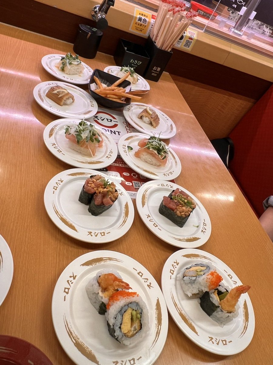 singurukun's tweet photo. 2人ともリュウジ信者の私たちは当然、スシローコラボを見逃しません🍣
リュウジ信じてるぞ！！ https://t.co/e3a0MwnZPZ