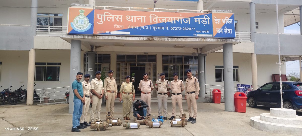 SpDewas's tweet photo. विजयागंज मंडी पुलिस की प्रभावी कार्यवाही

🔹 मोटर चोरी करने वाला शातिर आरोपी गिरफ्तार
🔹 चोरी गई 𝟎𝟖 पनडुब्बी मोटरें कीमत ₹𝟓𝟓,𝟎𝟎𝟎/- बरामद
🔹 आरोपी पर पूर्व से 𝟏𝟒 अपराध दर्ज https://t.co/eVWJoIF32y
