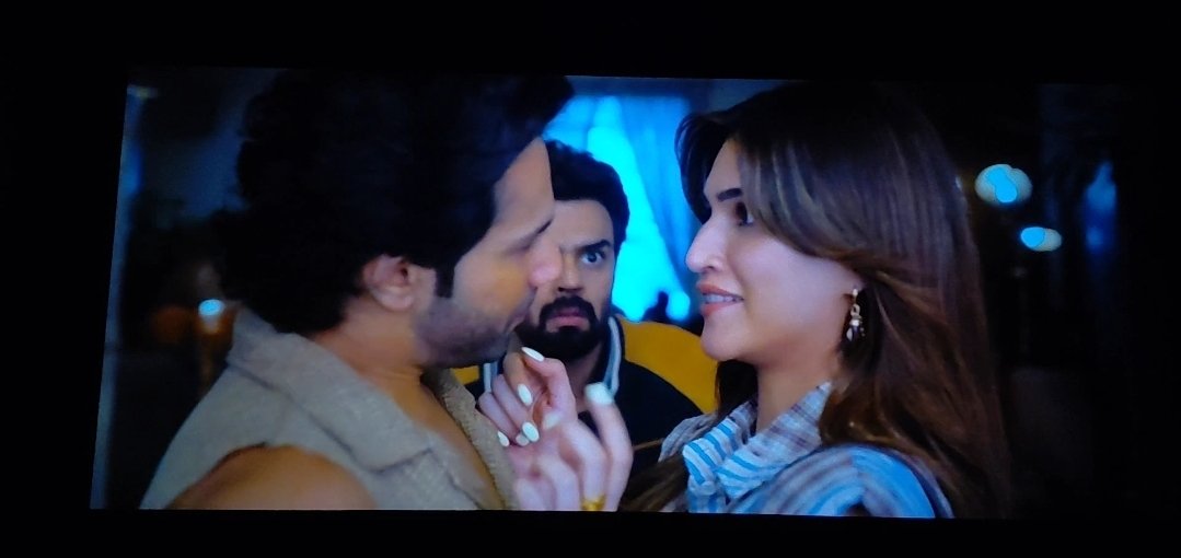 itstisha_7's tweet photo. Loved Kriti's cameo so much and the way she acted was amazing 

#KritiSanon https://t.co/xqtixyQ4GR