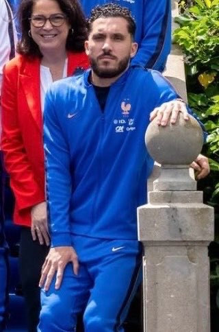 Pediavenir's tweet photo. 🚨🇫🇷 Rayan Cherki sur sa pose sur la photo des Bleus : 

« C'est une question de respect, j'étais pas loin de Mbappé. Je ne voulais pas lui faire de l'ombre, donc je me suis baissé ! 🤣 »

🎙️ PF1 https://t.co/urU4O2XlVI