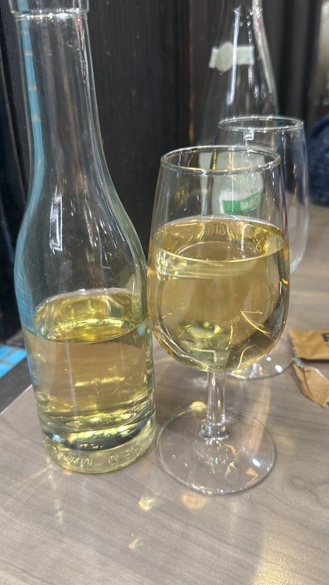 ubieman's tweet photo. 店の奢り、と言って小瓶のワインが出てきた😄
フランスの飲食店は馴染み客を大切にしてくれる。 https://t.co/MonSeE9G4Z