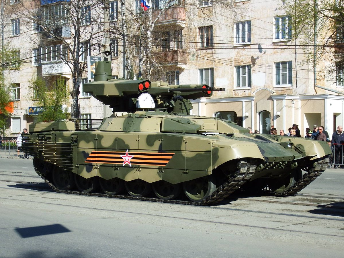 AkagiIJN's tweet photo. Le BMPT-72 et le T-90S "expérimental" d'UVZ lors de la parade du 9 mai 2016 à Nizhny Tagil. https://t.co/u2XYYPpKfk