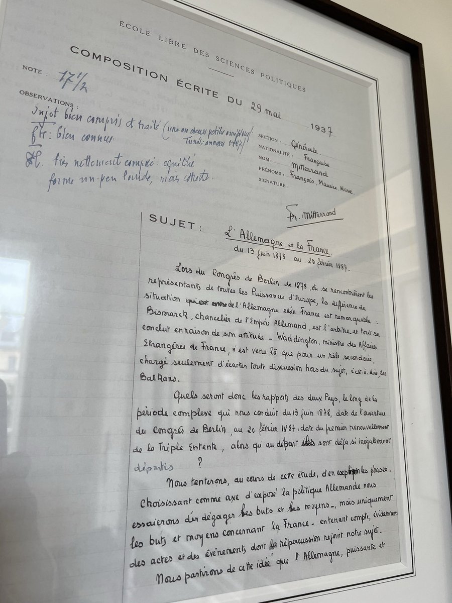 DariusRochebin's tweet photo. Voir absolument à Sciences Po les copies de Mitterrand et de Rocard: finesse d’argument et bonne note de Mitterrand, 17,5, mais « forme un peu lourde ». Et Rocard éreinté pour sa tendance au charabia (on sent une hésitation sur le maigre 7,5). https://t.co/RuHMs8xylX