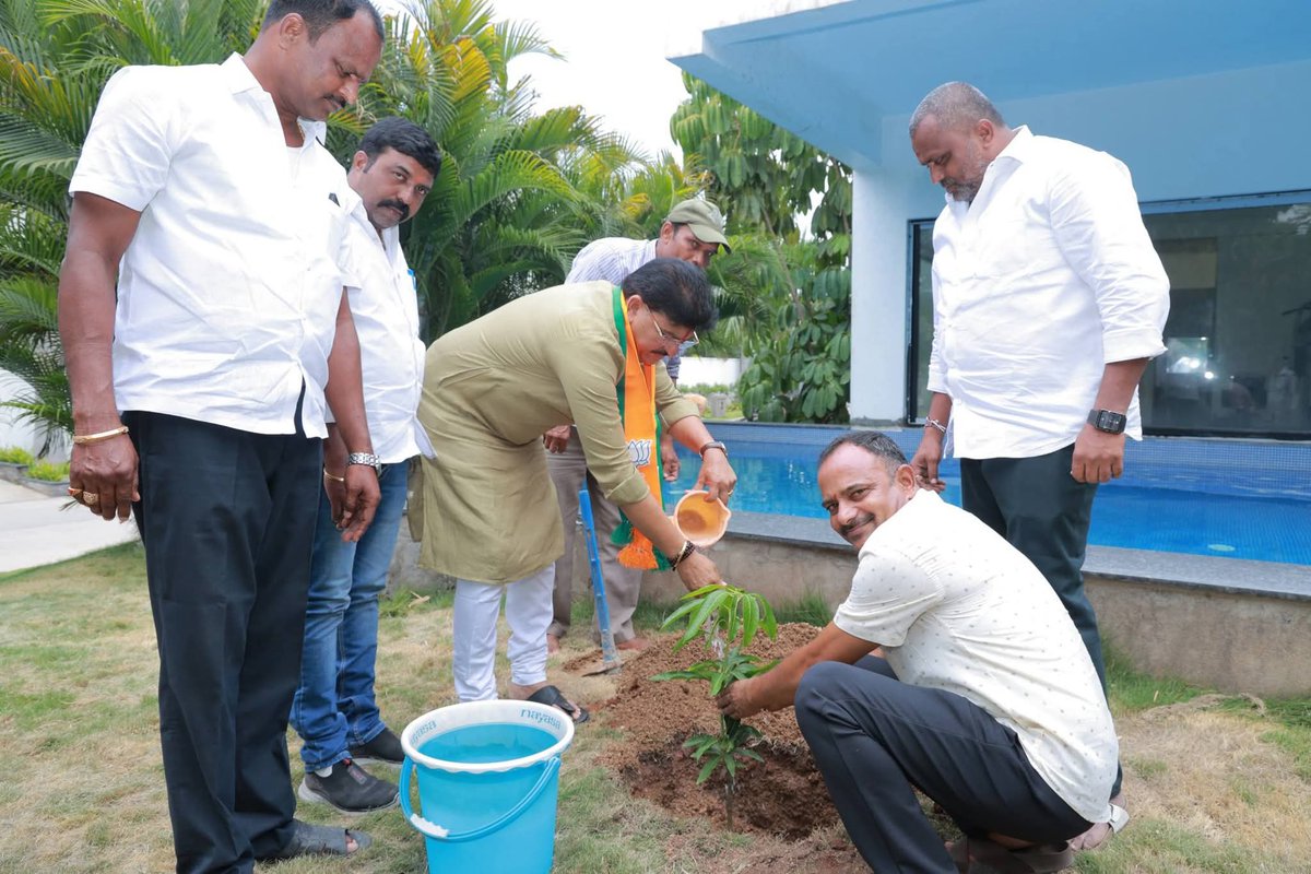 MLA_RakeshReddy's tweet photo. పర్యావరణ దినోత్సవం సందర్భంగా గౌరవ ప్రధాని @narendramodi గారి పిలుపు మేరకు"మా కే నామ్ పే ఏక్ పెడ్"పిలుపు మేరకు హైదరాబాద్ లోని నా స్వగృహం నందున ఆర్మూర్ పట్టణ బీజెపి నాయకులతో కలిసి మొక్కలు నాటడం జరిగింది.
#savetreessavelife https://t.co/rZsD3CjG5X