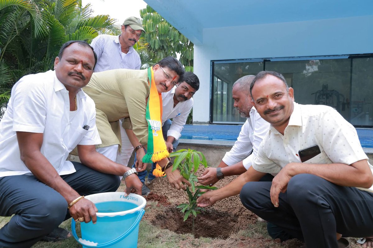 MLA_RakeshReddy's tweet photo. పర్యావరణ దినోత్సవం సందర్భంగా గౌరవ ప్రధాని @narendramodi గారి పిలుపు మేరకు"మా కే నామ్ పే ఏక్ పెడ్"పిలుపు మేరకు హైదరాబాద్ లోని నా స్వగృహం నందున ఆర్మూర్ పట్టణ బీజెపి నాయకులతో కలిసి మొక్కలు నాటడం జరిగింది.
#savetreessavelife https://t.co/rZsD3CjG5X