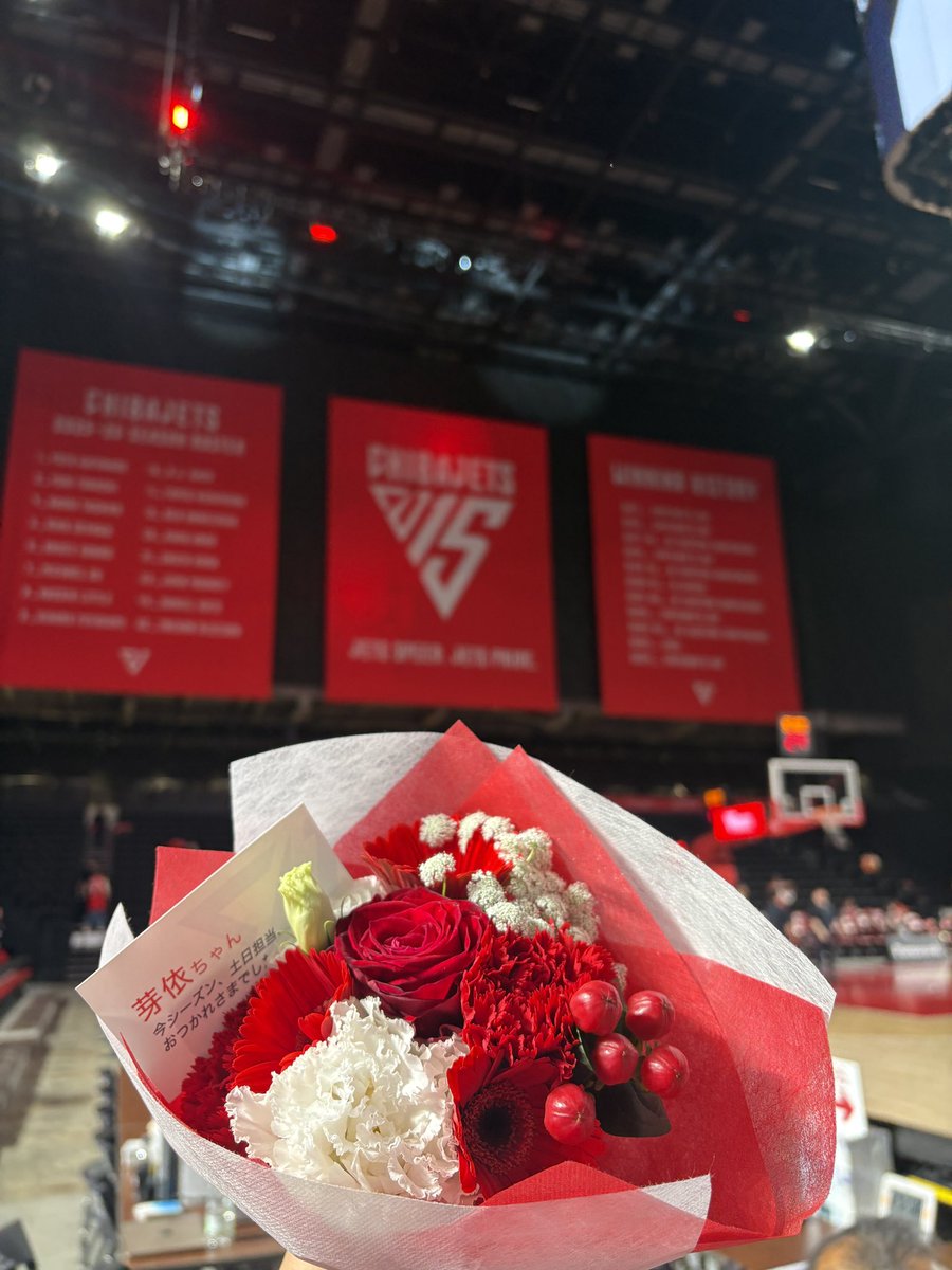 kuroki_mei's tweet photo. 2025-26 SEASON 🏀✈️❤️‍🔥
熱い応炎ありがとうございました！

今シーズンからアシスタントMCとして、
クラブ設立15周年という節目のシーズンを
皆さんと共に戦えたこと、本当に幸せでした。

最初は私に務まるのか不安も沢山ありました。
日を追うごとに、現地やSNSでたくさん声をかけていただき、
一緒に喜び悔しがり皆さんとの思い出が沢山できました。

チームは開幕10連勝という最高のスタート。
苦しい時間もありましたが、
どんな時もアリーナを埋め尽くし、
皆さんの応炎がチームを何度も奮い立たせてくれました。

中でもチャンピオンシップQFの3連戦！
あの景色、熱量、一体感は今でも鮮明に覚えています。

試合前DJ KAnaMEさんの音楽と共にマイクを握ったあの瞬間、
皆さんの想いが一つになっていく空気を肌で感じ、胸がいっぱいでした。

惜しくもてっぺんには届きませんでしたが、
千葉ジェッツのフライトはまだまだ続きます！

来シーズンからは、新たなB.LEAGUE PREMIERの時代へ！
千葉ジェッツの新たな歴史が刻まれていきます。

JETS SPEED.
JETS PRIDE.

この誇りを胸に！！！！
引き続き千葉ジェッツへ熱い応炎よろしくお願いします！！

千葉ジェッツが大好きだーーー！！！

GO JETS!!!!!!❤️‍🔥

#千葉ジェッツ
#chibajets