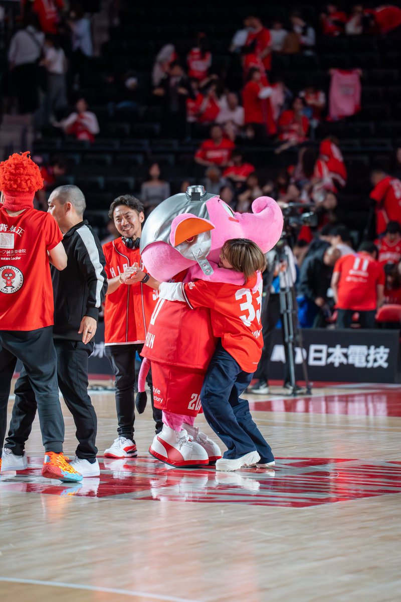 kuroki_mei's tweet photo. 2025-26 SEASON 🏀✈️❤️‍🔥
熱い応炎ありがとうございました！

今シーズンからアシスタントMCとして、
クラブ設立15周年という節目のシーズンを
皆さんと共に戦えたこと、本当に幸せでした。

最初は私に務まるのか不安も沢山ありました。
日を追うごとに、現地やSNSでたくさん声をかけていただき、
一緒に喜び悔しがり皆さんとの思い出が沢山できました。

チームは開幕10連勝という最高のスタート。
苦しい時間もありましたが、
どんな時もアリーナを埋め尽くし、
皆さんの応炎がチームを何度も奮い立たせてくれました。

中でもチャンピオンシップQFの3連戦！
あの景色、熱量、一体感は今でも鮮明に覚えています。

試合前DJ KAnaMEさんの音楽と共にマイクを握ったあの瞬間、
皆さんの想いが一つになっていく空気を肌で感じ、胸がいっぱいでした。

惜しくもてっぺんには届きませんでしたが、
千葉ジェッツのフライトはまだまだ続きます！

来シーズンからは、新たなB.LEAGUE PREMIERの時代へ！
千葉ジェッツの新たな歴史が刻まれていきます。

JETS SPEED.
JETS PRIDE.

この誇りを胸に！！！！
引き続き千葉ジェッツへ熱い応炎よろしくお願いします！！

千葉ジェッツが大好きだーーー！！！

GO JETS!!!!!!❤️‍🔥

#千葉ジェッツ
#chibajets