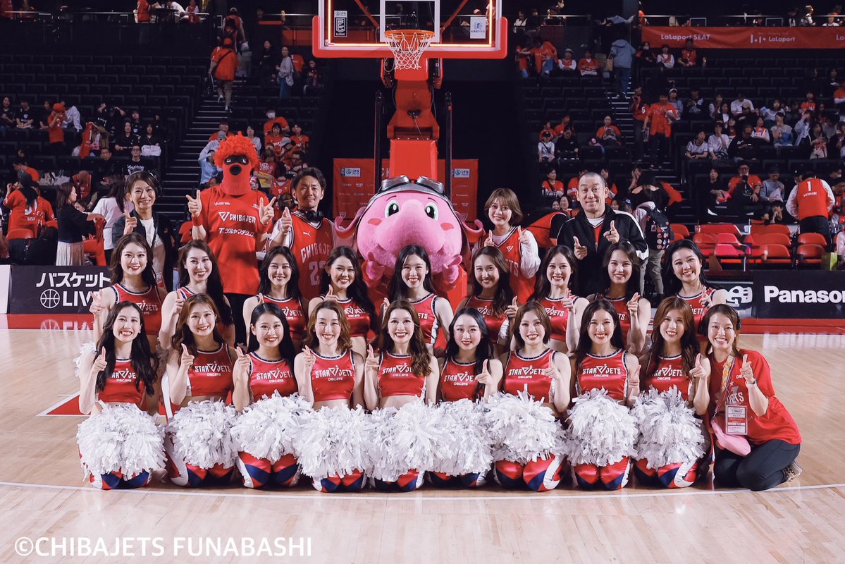 kuroki_mei's tweet photo. 2025-26 SEASON 🏀✈️❤️‍🔥
熱い応炎ありがとうございました！

今シーズンからアシスタントMCとして、
クラブ設立15周年という節目のシーズンを
皆さんと共に戦えたこと、本当に幸せでした。

最初は私に務まるのか不安も沢山ありました。
日を追うごとに、現地やSNSでたくさん声をかけていただき、
一緒に喜び悔しがり皆さんとの思い出が沢山できました。

チームは開幕10連勝という最高のスタート。
苦しい時間もありましたが、
どんな時もアリーナを埋め尽くし、
皆さんの応炎がチームを何度も奮い立たせてくれました。

中でもチャンピオンシップQFの3連戦！
あの景色、熱量、一体感は今でも鮮明に覚えています。

試合前DJ KAnaMEさんの音楽と共にマイクを握ったあの瞬間、
皆さんの想いが一つになっていく空気を肌で感じ、胸がいっぱいでした。

惜しくもてっぺんには届きませんでしたが、
千葉ジェッツのフライトはまだまだ続きます！

来シーズンからは、新たなB.LEAGUE PREMIERの時代へ！
千葉ジェッツの新たな歴史が刻まれていきます。

JETS SPEED.
JETS PRIDE.

この誇りを胸に！！！！
引き続き千葉ジェッツへ熱い応炎よろしくお願いします！！

千葉ジェッツが大好きだーーー！！！

GO JETS!!!!!!❤️‍🔥

#千葉ジェッツ
#chibajets