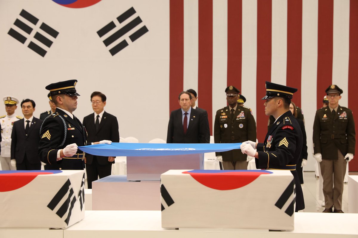 UN_Command's tweet photo. More than 70 years after the Korean War, 13 heroes are finally returning home.
UNC joined the 🇰🇷 and 🇺🇸 in honoring the remains of 10 ROK and 3 U.S. service members. We remember their sacrifice and continue to preserve the Armistice and maintain peace on the KORPEN. #UnderOneFlag https://t.co/X3S2qEZRzw