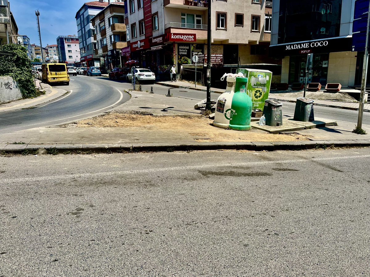 DevaPendikIlce's tweet photo. 📍 GÜZELYALI MAHALLESİ (ÇİÇEKSUYU SOKAK) 

İSKİ’nin gerçekleştirdiği çalışma haftalar geçmesine rağmen tamamlanmadı. İlçe Başkanımız Sn.Fatih Korkusuz(@fatih_korkusuzz ), bu konuyu Güzelyalı Mahalle Muhtarımız Sn.Turgay Uzun ile görüşüp konunun daha önce de İstanbul Büyük Şehir Belediyesi’ne iletildiğini fakat herhangi bir dönüş alınmadığını öğrendi. 

Kazılan alanın bu şekilde bırakılması hem görüntü kirliliğine hem de yaya güvenliği açısından ciddi risklere neden oluyor.

Vatandaşlarımız vergisini ödüyor, hizmetin yarım bırakılmasını değil tamamlanmasını bekliyor.

İstanbul Büyükşehir Belediyesi’ni ve İSKİ’yi göreve davet ediyor, bu alanın bir an önce eski haline getirilmesini talep ediyoruz.

@IBBcozummerkezi @iski_destek @istanbuldadeva @A_HakanAgaoglu