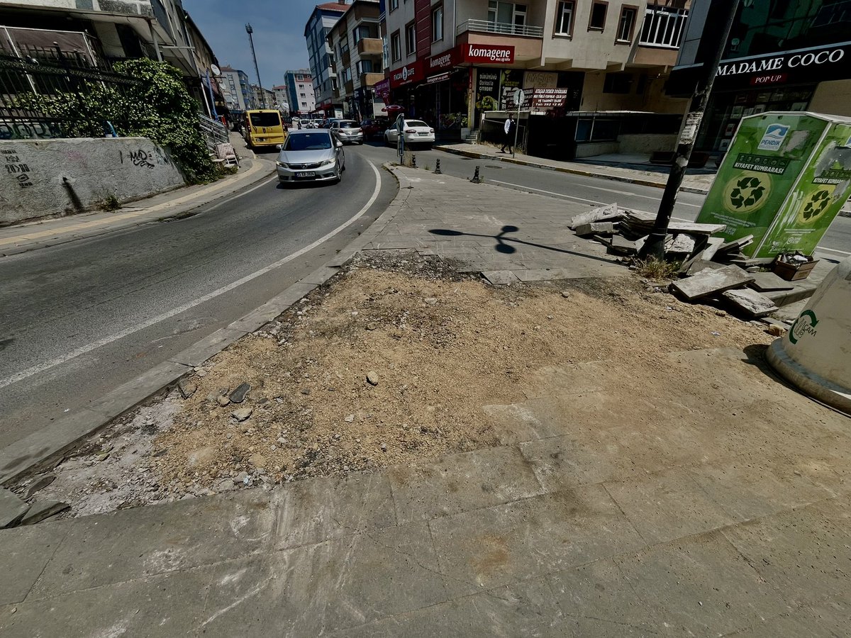 DevaPendikIlce's tweet photo. 📍 GÜZELYALI MAHALLESİ (ÇİÇEKSUYU SOKAK) 

İSKİ’nin gerçekleştirdiği çalışma haftalar geçmesine rağmen tamamlanmadı. İlçe Başkanımız Sn.Fatih Korkusuz(@fatih_korkusuzz ), bu konuyu Güzelyalı Mahalle Muhtarımız Sn.Turgay Uzun ile görüşüp konunun daha önce de İstanbul Büyük Şehir Belediyesi’ne iletildiğini fakat herhangi bir dönüş alınmadığını öğrendi. 

Kazılan alanın bu şekilde bırakılması hem görüntü kirliliğine hem de yaya güvenliği açısından ciddi risklere neden oluyor.

Vatandaşlarımız vergisini ödüyor, hizmetin yarım bırakılmasını değil tamamlanmasını bekliyor.

İstanbul Büyükşehir Belediyesi’ni ve İSKİ’yi göreve davet ediyor, bu alanın bir an önce eski haline getirilmesini talep ediyoruz.

@IBBcozummerkezi @iski_destek @istanbuldadeva @A_HakanAgaoglu