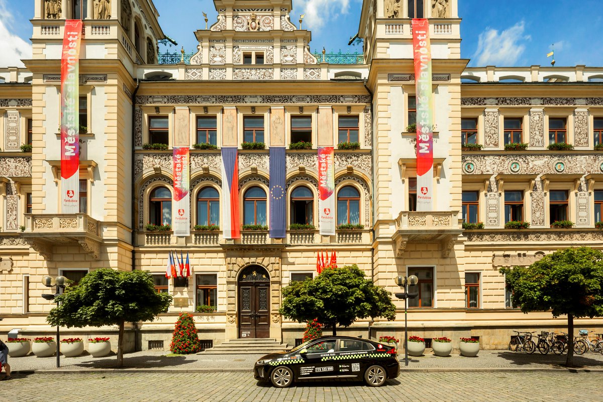 MestoPardubice's tweet photo. 🚖 Od poloviny června 2026 bude mít Pardubice nového provozovatele služby Senior taxi. Město výrazně posiluje kapacity: v klíčových časech bude k dispozici min. 6 vozů a celková kapacita se více než zdvojnásobí. Průkazky i tel. 603 200 500 zůstávají beze změn. Jízdné nově 30 Kč. https://t.co/ZOchMHqLQ1